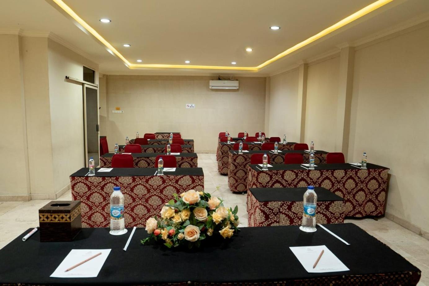 Hotel Indah Palace Джокякарта Екстериор снимка