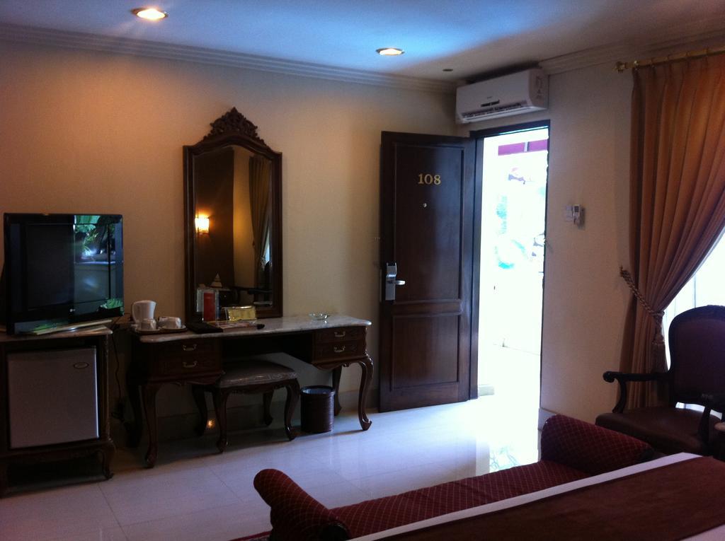 Hotel Indah Palace Джокякарта Екстериор снимка
